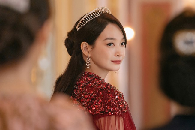 Kisah cinta Shin Min Ah dan Ju Ji Hoon kandas usai diselingkuhi dengan budak cantik. Ia memulai balas dendam, menikahi musuh kaisar di The Remarried Empress. Foto: dok. Disney+ Hotstar