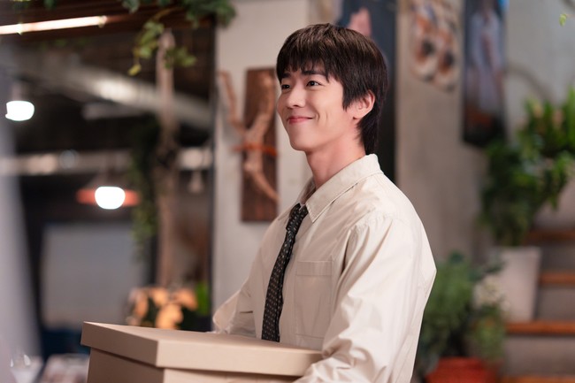 Chae Jong Hyeop dan Lee Sung Kyung menghadirkan kisah cinta manis sebagai dua desainer, dengan kepribadian berbeda di drama Korea In Your Radiant Season. Foto: dok. Disney+ Hotstar