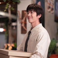 Chae Jong Hyeop dan Lee Sung Kyung menghadirkan kisah cinta manis sebagai dua desainer, dengan kepribadian berbeda di drama Korea In Your Radiant Season. Foto: dok. Disney+ Hotstar