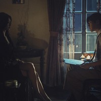 Suzy menjelma sebagai vampir yang hidup dalam duka. Kehadiran Kim Seon Ho untuk membuat lukisannya mengubah segalanya. Drama adaptasi webtoon Potraits of Delusion hadir di akhir 2026. Foto: dok. Disney+ Hotstar