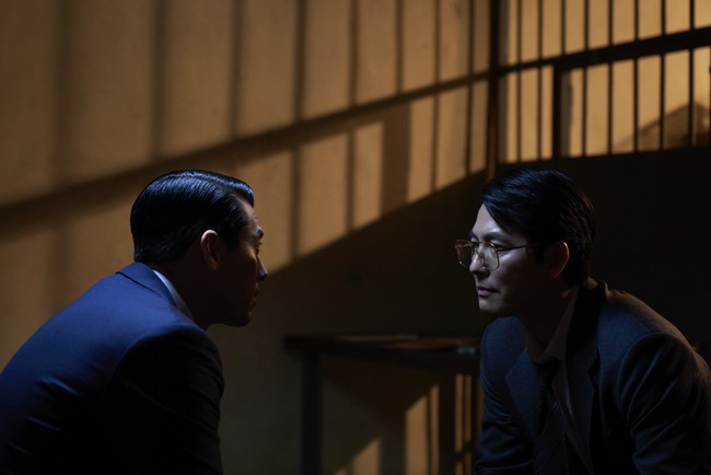 Aksi kejar-kejaran pejabat BIN yang terlibat organisasi kriminal Jepang dan jaksa veteran belum selesai. Hyun Bin dan Jung Woo Sung menghadirkan ketegangan dalam season kedua Made in Korea. Foto: dok. Disney+ Hotstar