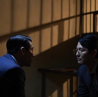 Aksi kejar-kejaran pejabat BIN yang terlibat organisasi kriminal Jepang dan jaksa veteran belum selesai. Hyun Bin dan Jung Woo Sung menghadirkan ketegangan dalam season kedua Made in Korea. Foto: dok. Disney+ Hotstar