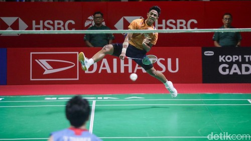 Alwi Farhan tampil fokus saat menghadapi Yushi Tanaka pada laga perempatfinal Indonesia Masters 2026 di Istora Senayan, Jakarta, Jumat (23/1/2026).