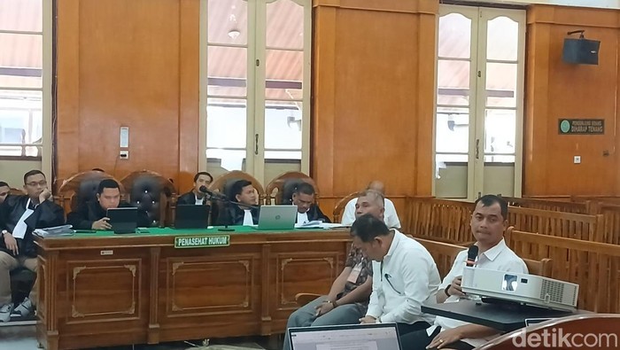 Eks Kapolres Tapsel Yasir Ahmadi (pegang mic) dihadirkan sebbagai saksi dalam sidang lanjutan korupsi jalan di Sumut di PN Medan, Jumat (23/1/2026). (Juita Sinuhaji/detikSumut)