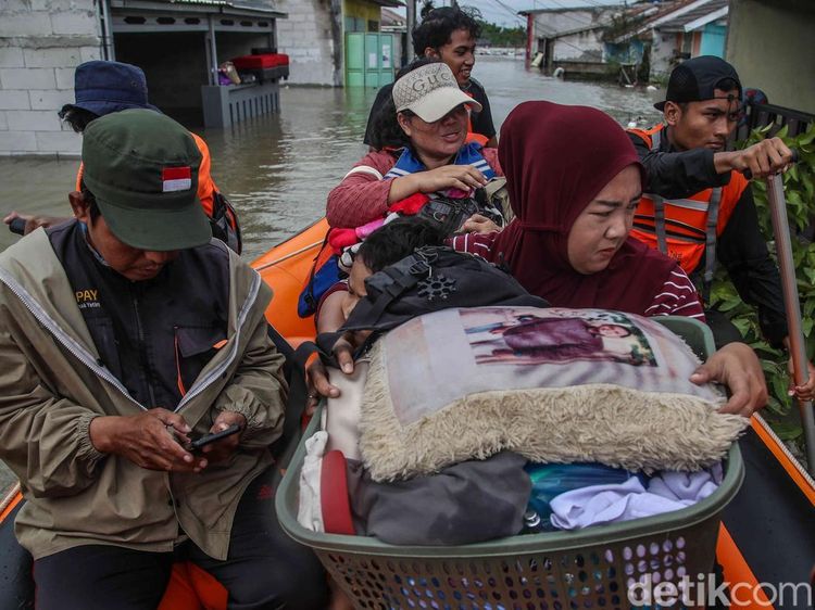 Evakuasi Banjir Tambun Utara, Petugas Sisir Permukiman Green Permata Residence