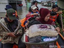 Evakuasi Banjir Tambun Utara, Petugas Sisir Permukiman Green Permata Residence