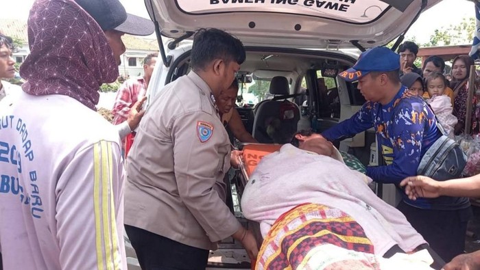 Evakuasi korban yang selamat dari terjangan ombak besar, Jumat (23/1/2026).