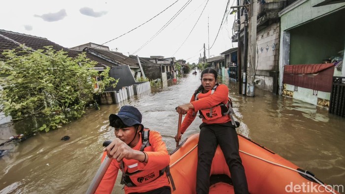Sejumlah petugas dari Rumah Zakat Action divisi Disaster bersama tim Satuan Karya SAR Babelan melakukan evakuasi warga terdampak banjir di kawasan perumahan subsidi Perumahan Mutiara Indah, Kabupaten Bekasi, Jawa Barat, Jumat (23/1/2026). 
Evakuasi hingga saat ini masih terus berlangsung seiring dengan kondisi banjir yang belum surut dan ketinggian air yang telah mencapai sekitar satu meter, merendam hampir seluruh akses jalan dan rumah warga.