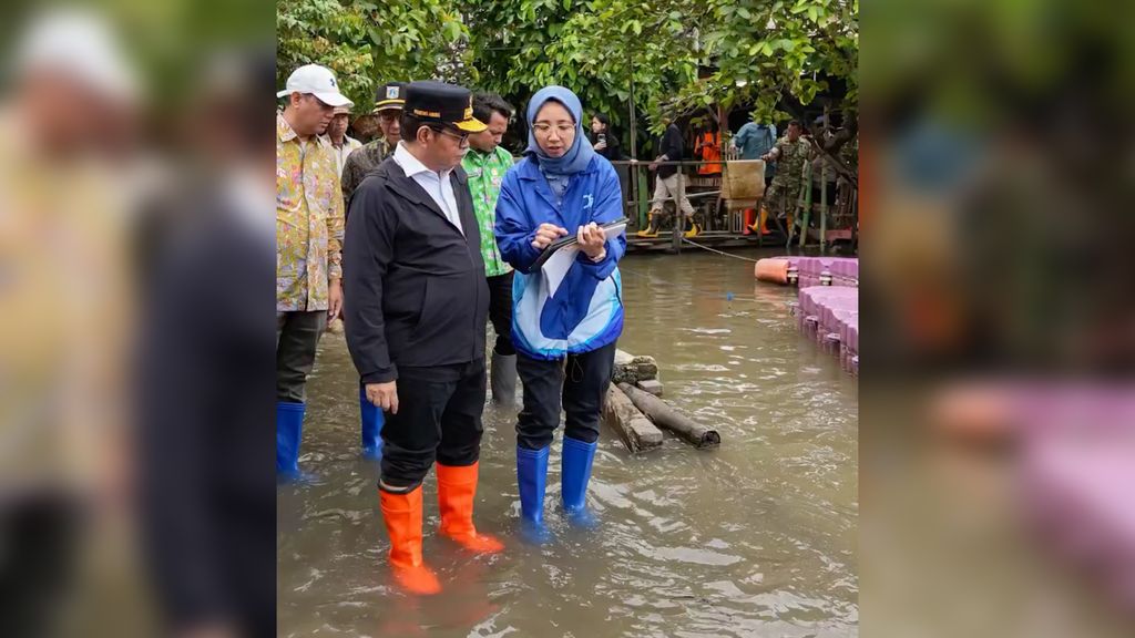Gubernur DKI Jakarta, Pramono Anung saat meninjau Kali Cakung Lama adalah salah satu bottleneck dan penyebab utama banjir di Jakarta Utara. (Instagram/pramonoanungw)
