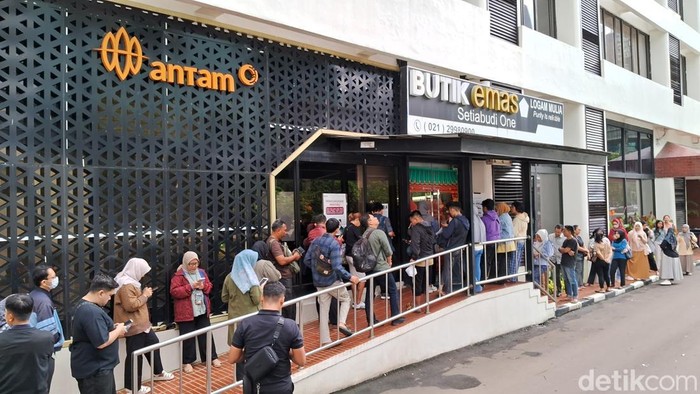 Harga Emas Tembus Rekor, Butik Antam Diserbu Pembeli!