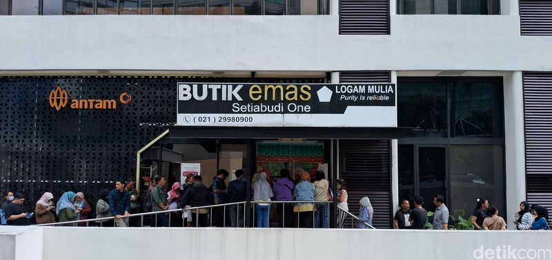 Butik emas Logam Mulia (LM) Antam Setiabudi One, Jakarta Selatan ramai diserbu pembeli, Jumat (23/1).