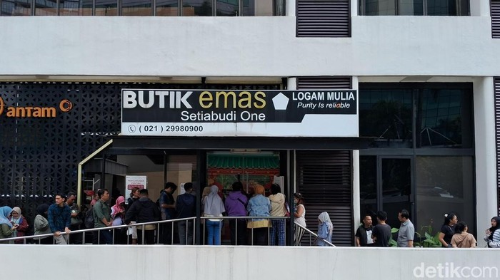 Harga Emas Tembus Rekor Tertinggi hingga Butik Antam Diserbu Pembeli