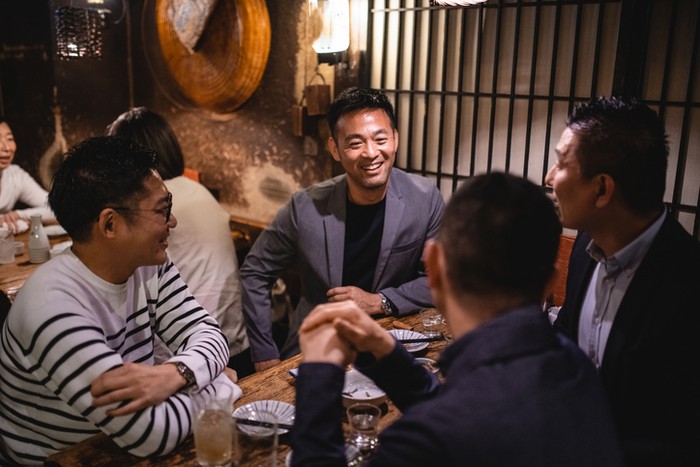 Ilustrasi makan malam kantor.