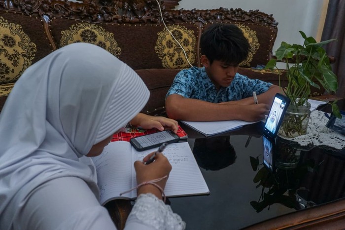 Siswa mengikuti pelajaran secara daring dari rumahnya di Meruya, Jakarta, Jumat (23/1/2026). Pemerintah Provinsi DKI Jakarta memberlakukan kebijakan bekerja dari rumah (Work From Home/WFH) bagi karyawan atau pegawai dan Pembelajaran Jarak Jauh (PJJ) untuk satuan pendidikan menyikapi perkembangan cuaca hingga 28 Januari 2026