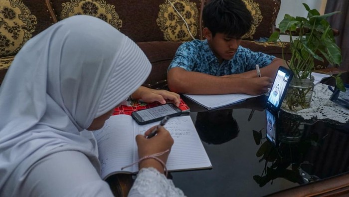 Siswa mengikuti pelajaran secara daring dari rumahnya di Meruya, Jakarta, Jumat (23/1/2026). Pemerintah Provinsi DKI Jakarta memberlakukan kebijakan bekerja dari rumah (Work From Home/WFH) bagi karyawan atau pegawai dan Pembelajaran Jarak Jauh (PJJ) untuk satuan pendidikan menyikapi perkembangan cuaca hingga 28 Januari 2026