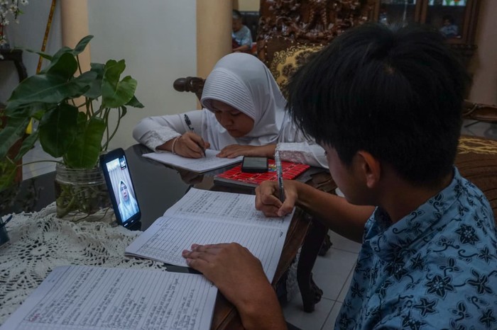 Siswa mengikuti pelajaran secara daring dari rumahnya di Meruya, Jakarta, Jumat (23/1/2026). Pemerintah Provinsi DKI Jakarta memberlakukan kebijakan bekerja dari rumah (Work From Home/WFH) bagi karyawan atau pegawai dan Pembelajaran Jarak Jauh (PJJ) 