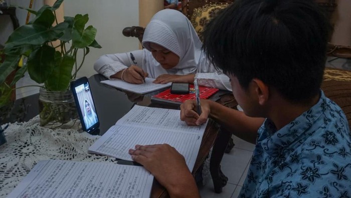 Siswa mengikuti pelajaran secara daring dari rumahnya di Meruya, Jakarta, Jumat (23/1/2026). Pemerintah Provinsi DKI Jakarta memberlakukan kebijakan bekerja dari rumah (Work From Home/WFH) bagi karyawan atau pegawai dan Pembelajaran Jarak Jauh (PJJ) 