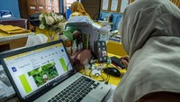 Beberapa sekolah menerapkan SE tersebut dengan fleksibel. Guru yang tidak terdampak banjir bisa melakukan proses PJJ dari sekolah. Foto: ANTARA FOTO/Bayu Pratama S