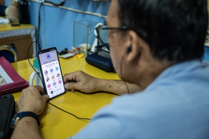 Guru memberikan pembelajaran jarak jauh (PJJ) kepada siswa di SMP Negeri 26, Jakarta, Jumat (23/1/2026). Dinas Pendidikan DKI Jakarta mengeluarkan Surat Edaran (SE) Nomor 9/SE/2026 terkait pelaksanaan PJJ bagi seluruh satuan pendidikan di ibu kota yang berlaku hingga 28 Januari 2026 akibat cuaca ekstrem yang melanda Jakarta.