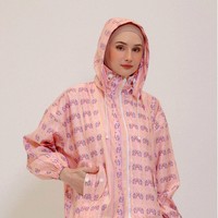 7 Pilihan Jaket untuk Dipakai Saat Musim Hujan, Menghangatkan Hingga Anti Air