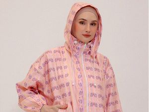 7 Pilihan Jaket untuk Dipakai Saat Musim Hujan, Menghangatkan Hingga Anti Air