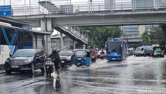Rute TransJakarta yang Dialihkan hingga Berhenti Operasi Imbas Banjir