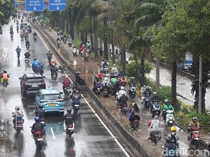 Jalan Daan Mogot Masih Tergenang Meski Air Mulai Surut