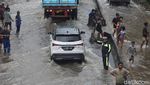 Jalan Daan Mogot Masih Tergenang Meski Air Mulai Surut