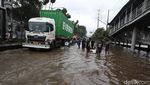 Jalan Daan Mogot Masih Tergenang Meski Air Mulai Surut