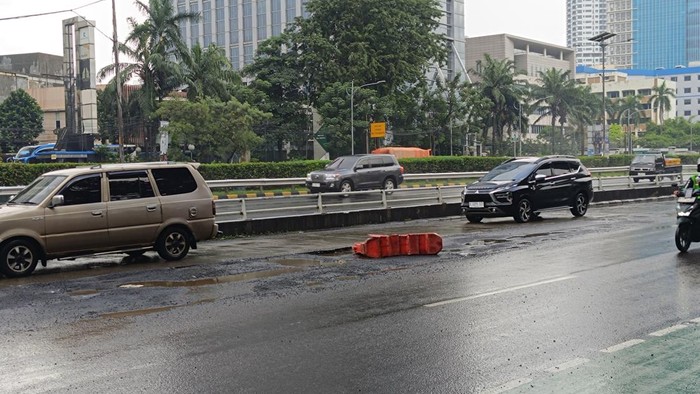 Jalan Gatot Subroto Arah Kuningan Berlubang, Pemotor Minta Segera Diperbaiki