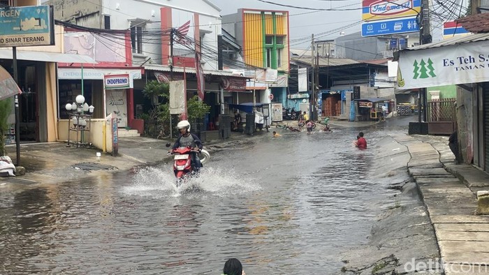 Jalan Raya Duta Pelni Depok Tergenang, Banyak Mobil Putar Balik