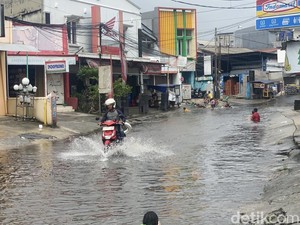 Jalan Raya Duta Pelni Depok Tergenang, Banyak Mobil Putar Balik