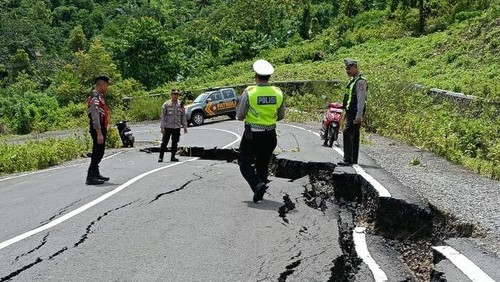 Penampakan jalan terbelah hingga amblas di Desa Buwun Mas, Kecamatan Sekotong, Lombok Barat, Jumat (23/1/2026). (Dok. Polsek Sekotong)