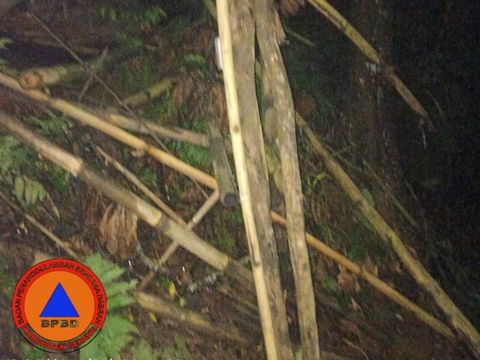 Jembatan bambu di Kecamatan Padarincang, Kabupaten Serang, Banten, rusak diterjang banjir.