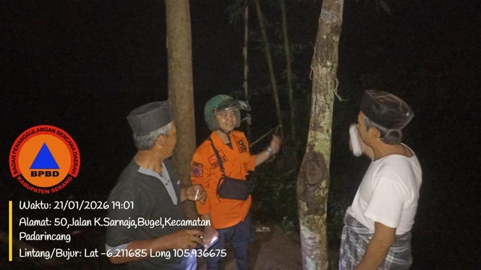 Jembatan Bambu Akses Warga di Serang Rusak Akibat Sungai Cikalumpang Meluap