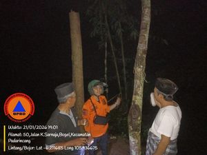 Jembatan Bambu Akses Warga di Serang Rusak Akibat Sungai Cikalumpang Meluap