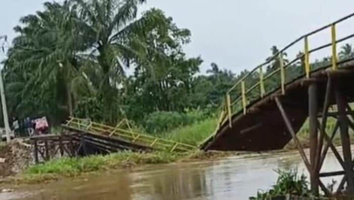 Jembatan Besi Penghubung 2 Desa di Ogan Ilir Ambruk, Akses Warga Terputus