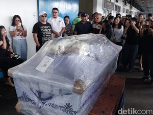Jenazah Olen Pramugari Pesawat ATR 42-500 Disambut Tangis Keluarga di Manado