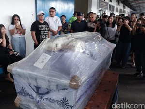 Jenazah Olen Pramugari Pesawat ATR 42-500 Disambut Tangis Keluarga di Manado