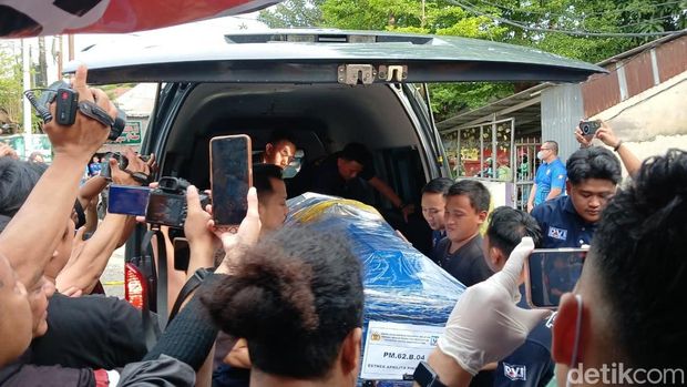Jenazah pramugari pesawat ATR 42-500 Esther Aprilita dimasukkan ke dalam ambulans. Jenazah pramugari pesawat ATR 42-500 Esther Aprilita dimasukkan ke dalam ambulans.
