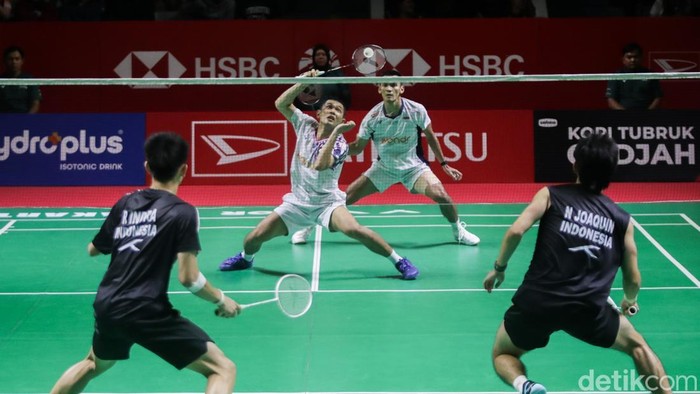Pasangan ganda putra Indonesia Fajar Alfian/Muhammad Fikri berhadapan dengan Raymond Indra/Nikolaus Joaquin pada laga perempat final Indonesia Masters 2026 di Istora Senayan, Jakarta, Jumat (23/1/2026).