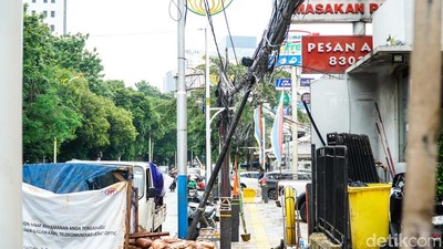Kabel Utilitas Semrawut Ancam Keselamatan di Tebet