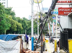 Kabel Utilitas Semrawut Ancam Keselamatan di Tebet