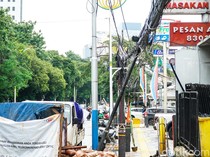 Kabel Utilitas Semrawut Ancam Keselamatan di Tebet