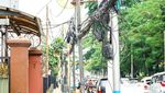 Kabel Utilitas Semrawut Ancam Keselamatan di Tebet