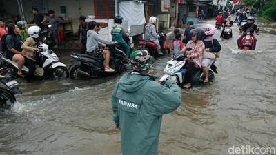 Kali Angke Meluap, Komplek Ciledug Indah Banjir