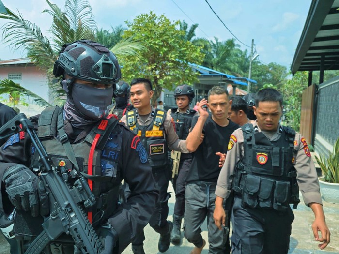 Brimob Polda Sumut dan BNN Gerebek Kampung Narkoba di Deli Serdang
