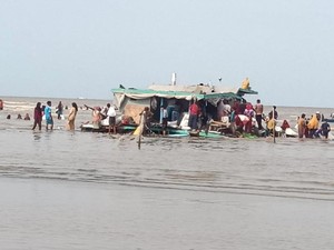 Kapal Sembako Dihantam Ombak, Terombang-ambing Berjam-jam di Perairan Bengkalis