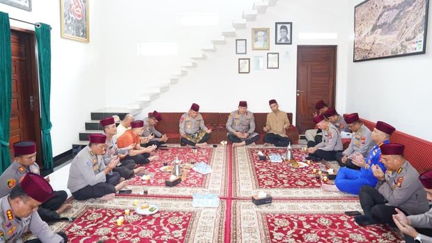 Kapolda Riau Irjen Pol Herry Heryawan dan Wakapolda Brigjen Hengki Haryadi bersilaturahmi dengan Ustaz Abdul Somad (UAS). Pertemuan berlangsung di kediaman UAS di Kabupaten Kampar, berlangsung hangat, pada Kamis (22/1/2026).