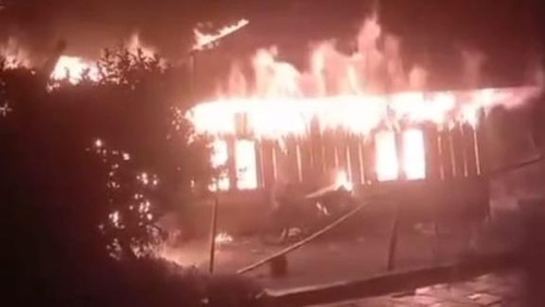 Rumah hangus terbakar di Kampung Cibal, Manggarai, NTT, Kamis (22/1/2026) malam.